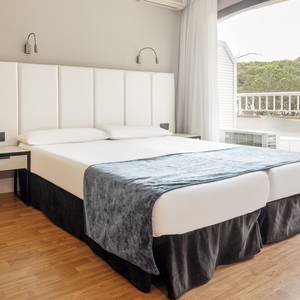 Quarto acessível Hotel ILUNION Caleta Park S'Agaró